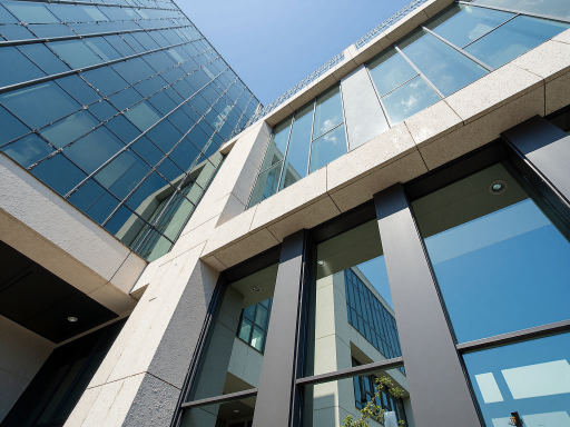 公司办公楼外景,现代建筑风格,绿化环境优美,阳光明媚